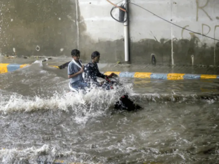 IMD ISSUES RED ALERT FOR SEVERAL DISTRICTS IN GUJARAT, गुजरात