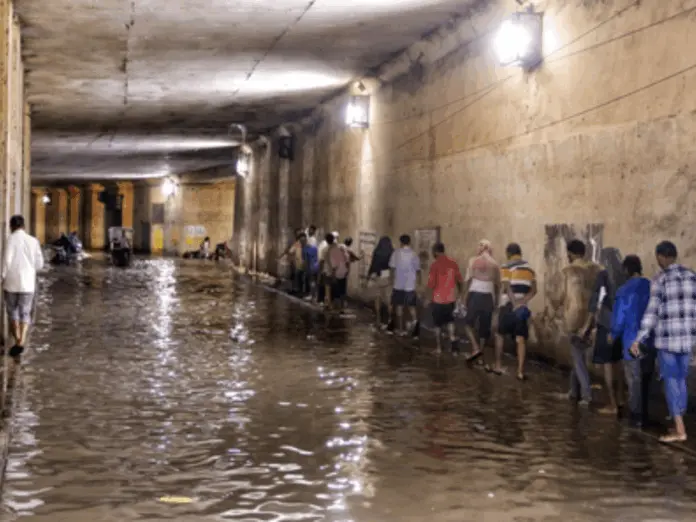 delhi ncr huge rain river yamuna crosses danger mark more than 300 flights affected, दिल्ली-एनसीआर