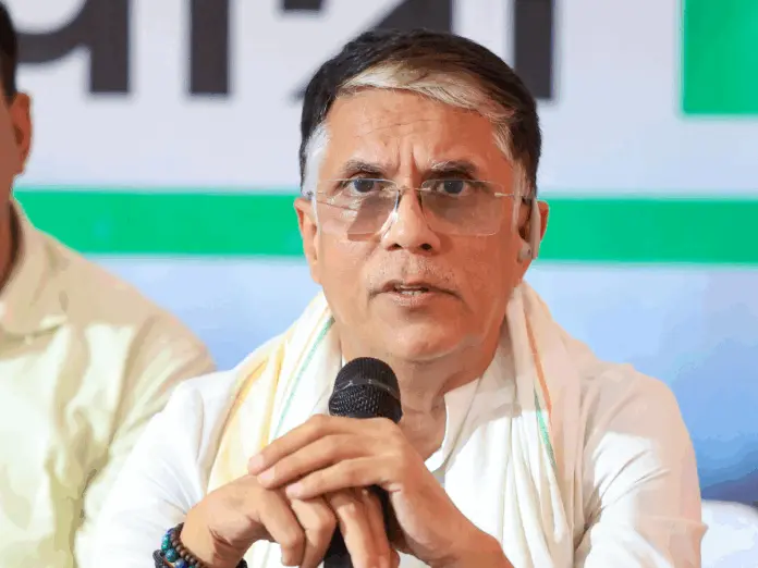 pawan khera, election comission, two voter id, bjp, पवन खेड़ा को चुनाव आयोग का नोटिस, दो वोटर कार्ड रखने का मामला,