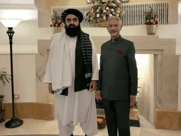 अफगानिस्तान के विदेश मंत्री अमीर खान मुत्तकी के साथ भारतीय विदेश मंत्री एस जयशंकर।