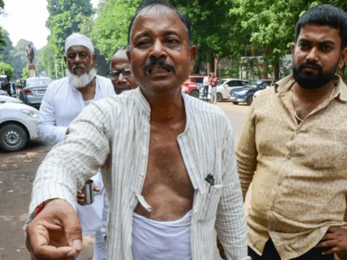 former rjd candidate torehis kurta outside rabri residence, राजद