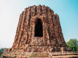 कुतुब मीनार परिसर के भीतर स्थित अलाई मीनार।