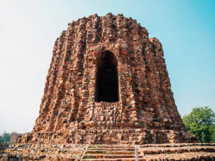 कुतुब मीनार परिसर के भीतर स्थित अलाई मीनार।