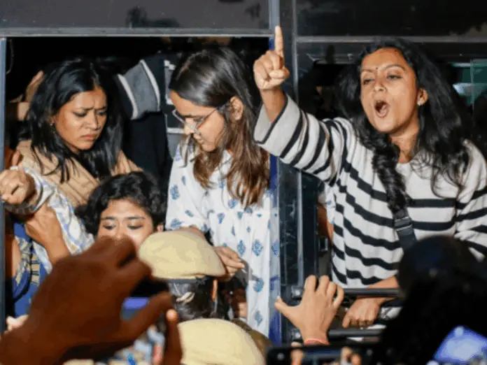 delhi ncr aqi worse people gathered at india gate police detained