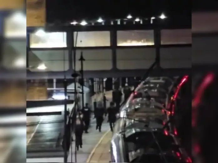 लंदन जा रही ट्रेन में चाकूबाजी, हटिंगटन के पास ट्रेन में सामूहिक चाकूबाजी,