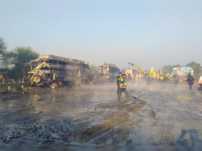 mathura bus fire, मथुरा बस आग, यमुना एक्सप्रेसवे बस कार आग, जिंदा चले लोग, yamuna expressway accident, yamuna expressway bus-car fire, mathura news, mathura accident, people burned alive,