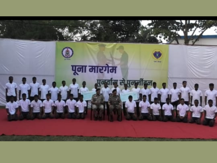 chhattisgarh 34 naxal leaders carrying 84 lakh rupees reward surrendered in bijapur, छत्तीसगढ़