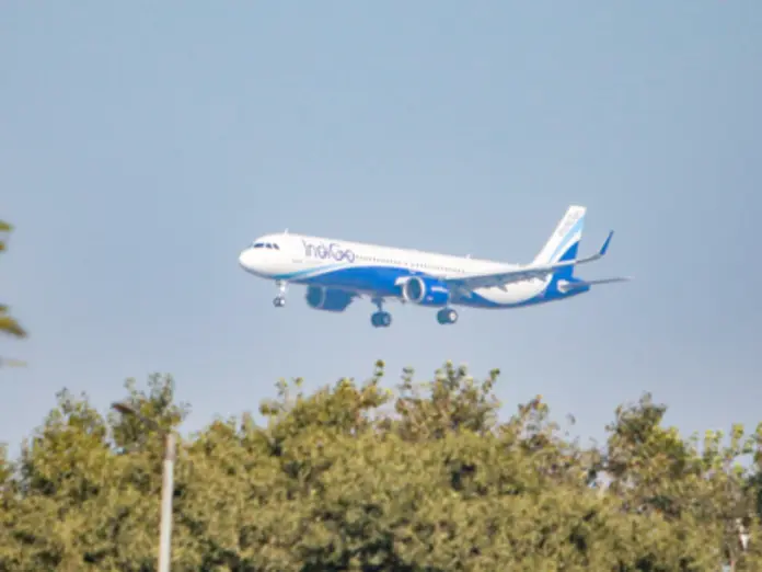 delhi high court slams centre for indigo crisis ask airlines to compensate passengers, दिल्ली हाई कोर्ट