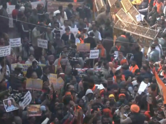 violence erupt in protest against lynching of dipu das in west bengal, पश्चिम बंगाल