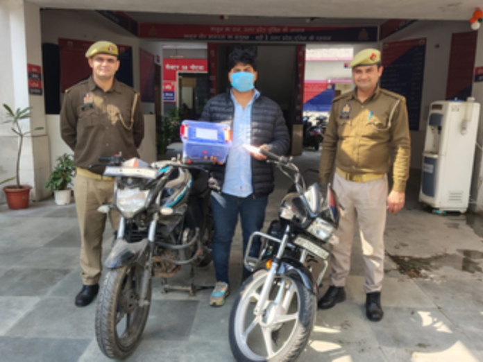 noida police arrested mobile snathcer bike thief recovered 2 bikes and 11 mobile phones