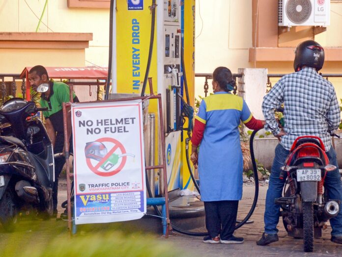 प्रीमियम पेट्रोल के दाम बढ़े (फोटो- IANS)