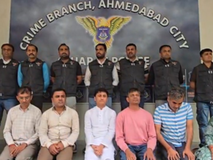 gujarat police arrested sopiritual guru who turned into kingpin and seized more than 2 crore rupees counterfiet currency, गुजरात पुलिस, अहमदाबाद