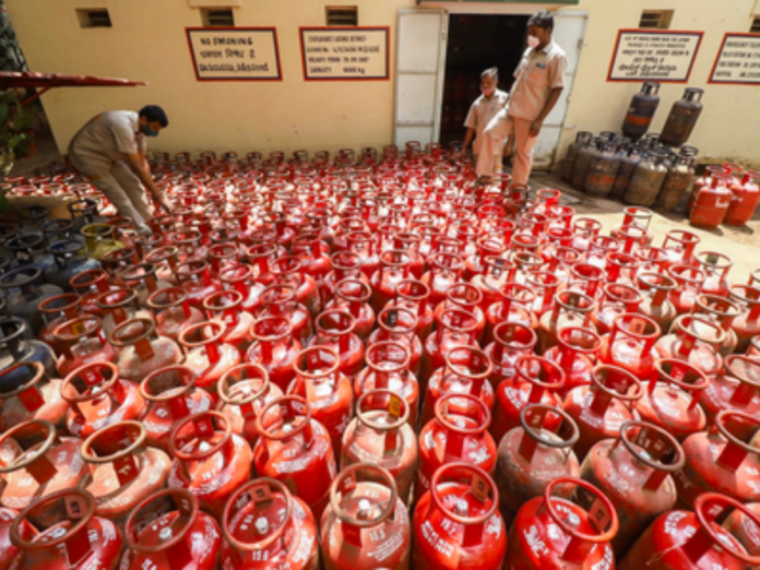 indian govt prioritize domestic lpg hotel restaurants fear closure as oil supply hit by middle east crisis, मिडिल ईस्ट