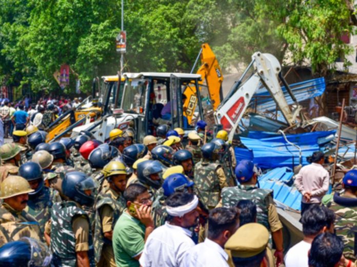 bengal-bulldozer-action-large-anti-encroachment-drive-in howrah station area, बंगाल, बुलडोजर कार्रवाई
