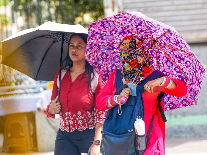 Heatwaves grip New Delhi (Photo- IANS)