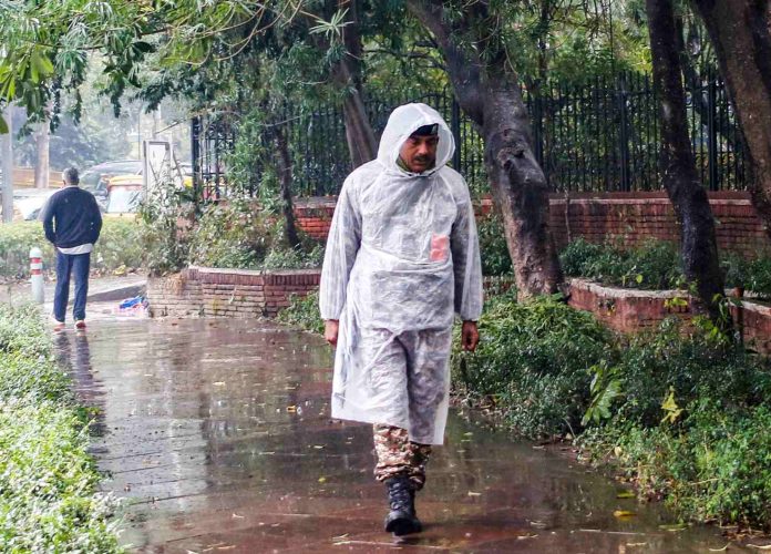 तेज आंधी और बारिश
