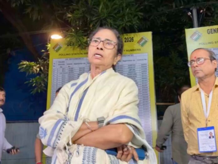 west bengal tension in mamaya banerjee bhabanipur tmc alleged entry of bjp flag car, पश्चिम बंगाल, कोलकाता, भबानीपुर, ममता बनर्जी, भाजपा