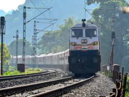 MADHYA PRADESH RUMORS OF A FIRE ON TRAIN IN MORENA PASSENGERS JUMPED OFF, मध्य प्रदेश, मुरैना