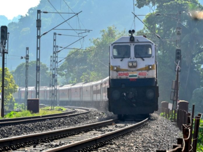 MADHYA PRADESH RUMORS OF A FIRE ON TRAIN IN MORENA PASSENGERS JUMPED OFF, मध्य प्रदेश, मुरैना
