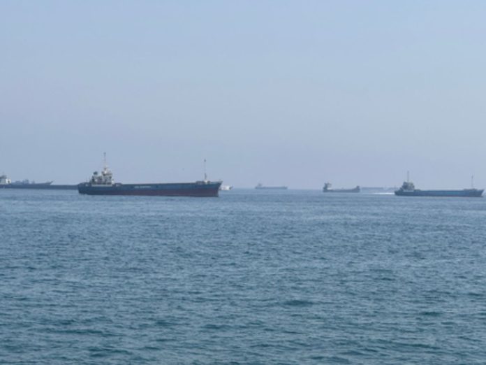 Oil falls as supply starts moving through Strait of Hormuz, स्ट्रेट ऑफ होर्मुज