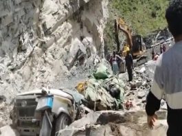 हिमाचल प्रदेश में बड़ा हादसा, पहाड़ी ढहने से टैक्सी मलबे में दबी; 13 लोगों की मौत