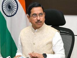 धर्मेंद्र प्रधान के इस्तीफे के बाद प्रल्हाद जोशी को शिक्षा मंत्रालय का अतिरिक्त प्रभार Pralhad Joshi
