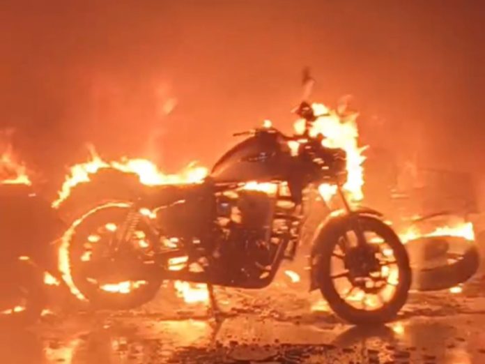 fire-breaks-out-after explosion charging scooty-in-noida-five-storey-building-two-dead, नोएडा