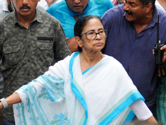 mamata banerjee slams rebels called traitors said am i dead, ममता बनर्जी