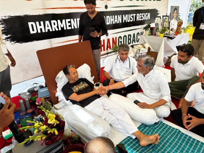 pawan-khera-meet-sonam-wangchuk-at-jantar-mantar-told-indira-gandhi-manmohan-talked to protestors, पवन खेड़ा