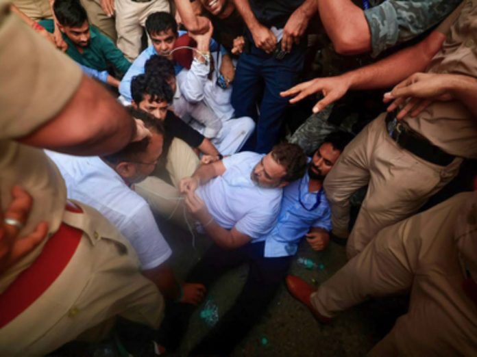 rahul priyanka akhilesh and other leaders released by delhi police detained during protest at pm residence, राहुल गांधी, प्रियंका गांधी