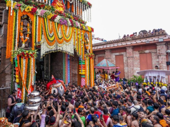 stampede like situation during jagannath rath yatra in puri one dead 200 hospitalised, जगन्नाथ रथ यात्रा